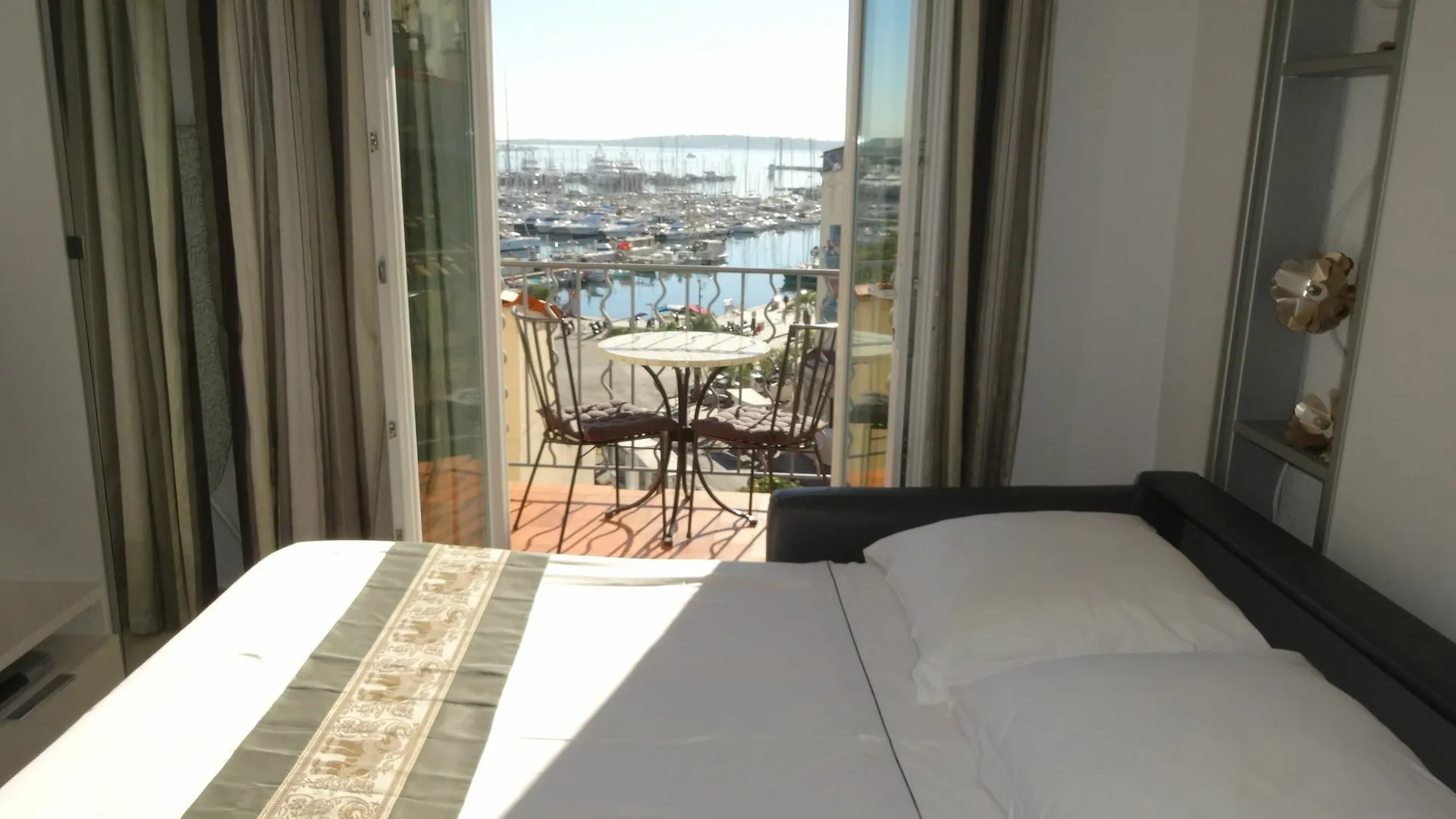 Apartment Studio De Le Port Cannes France